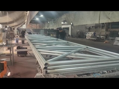 Il telaio della recinzione è in fase di saldatura e lucidatura.