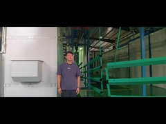 palo quadrato in fase di verniciatura a polvere