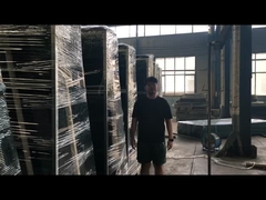 Recinzione nera anti-arrampicata con supporto verticale