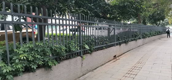 Fence in ferro tubolare rivestito in polvere nera Fence in ferro solido Disegni orizzontali in metallo solido per giardino
