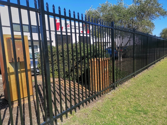 Fence in ferro tubolare rivestito in polvere nera Fence in ferro solido Disegni orizzontali in metallo solido per giardino