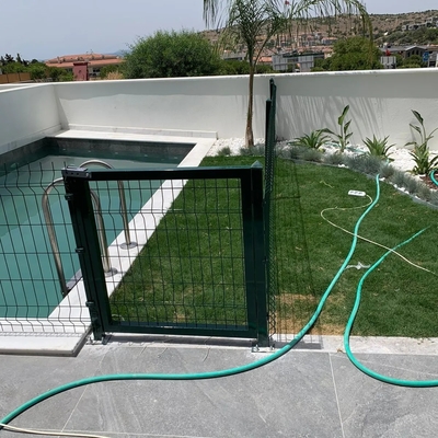 Cina Colorato 3D Decorativo per la casa Nero Curvy Welded Wire Mesh Garden Fence Sicurezza Galvanizzato PVC Rivestito Mesh Fence Cl