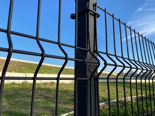 Parco PVC rivestito con V Curvatura 3D Saldato Barricata di rete di filo di ferro in metallo 3D Panello di recinzione esterno con palo a forma di pesca