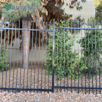 Moderni cortili ornamentali Saldato tubo di canna Top forato ferro acciaio picchetto recinzione pannello 40 * 40mm e 45 * 45mm Rail Dimensione