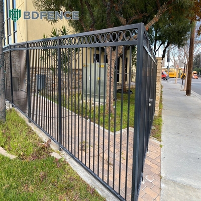 Pannelli di recinzione in alluminio tubolare in metallo rivestiti in polvere nera con picchetti di lancia superiore 30.000 kg Porte di recinzione singole di peso lordo