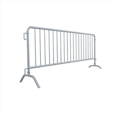 Barriera pedonale con tappi per pali di recinzione e lunghezza del pannello di 6,5' 8,5'