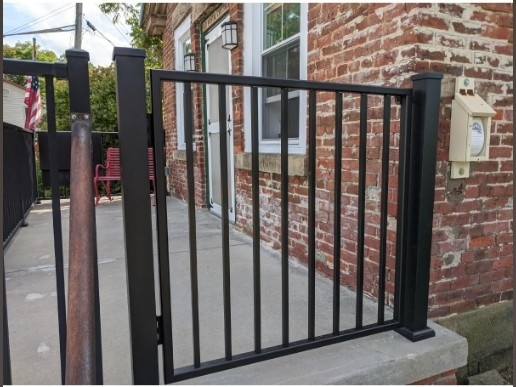 Porta scorrevole in acciaio per case e giardini con telaio tubolare