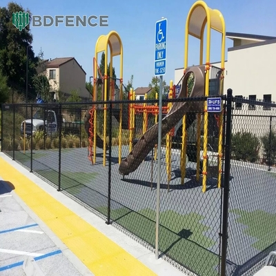 Cortile da tennis Galvanizzato Chainlink Recinzione Rollo Ciclone Filato Diamante Maglia Nera Pvc Rivestito 6ft 8ft Maglia Apertura 50*50mm
