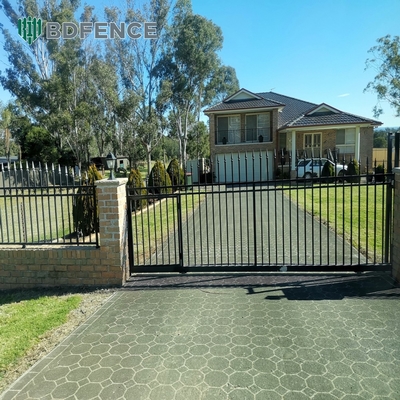 ISO 9001-2008 Spigolo Top Metal Fence Picket Low Tubular Steel Fence