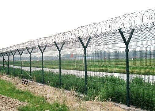 La polvere ha ricoperto l'anti recinzione verde di sicurezza di salita di 358 prigioni